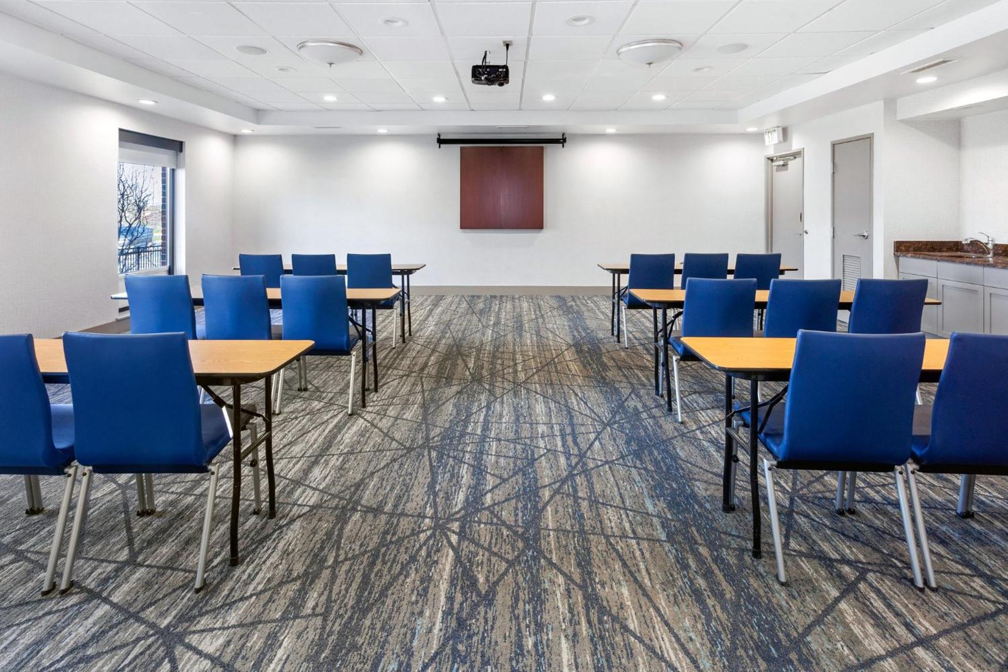 Holiday Inn Express Hotel & Suites Chicago-Algonquin By Ihg Exterior foto